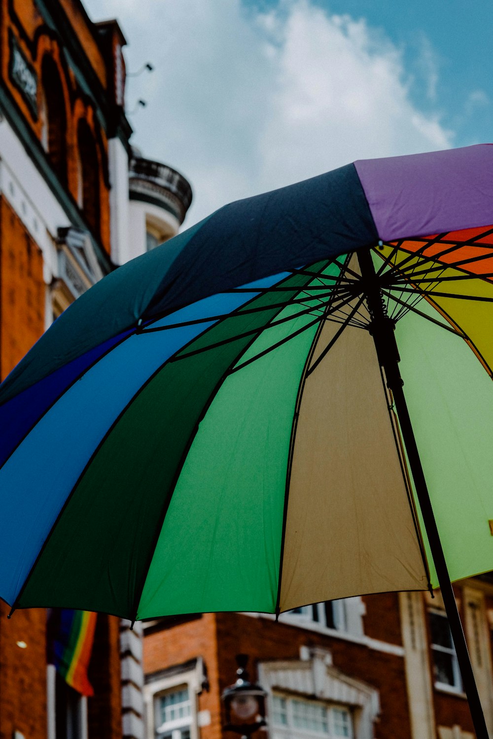 Paraguas morado y multicolor