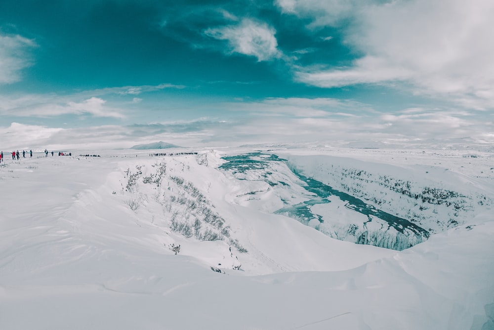 Vista de pájaro del campo nevado bajo el cielo azul