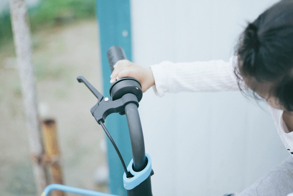 bambino in sella a una bicicletta