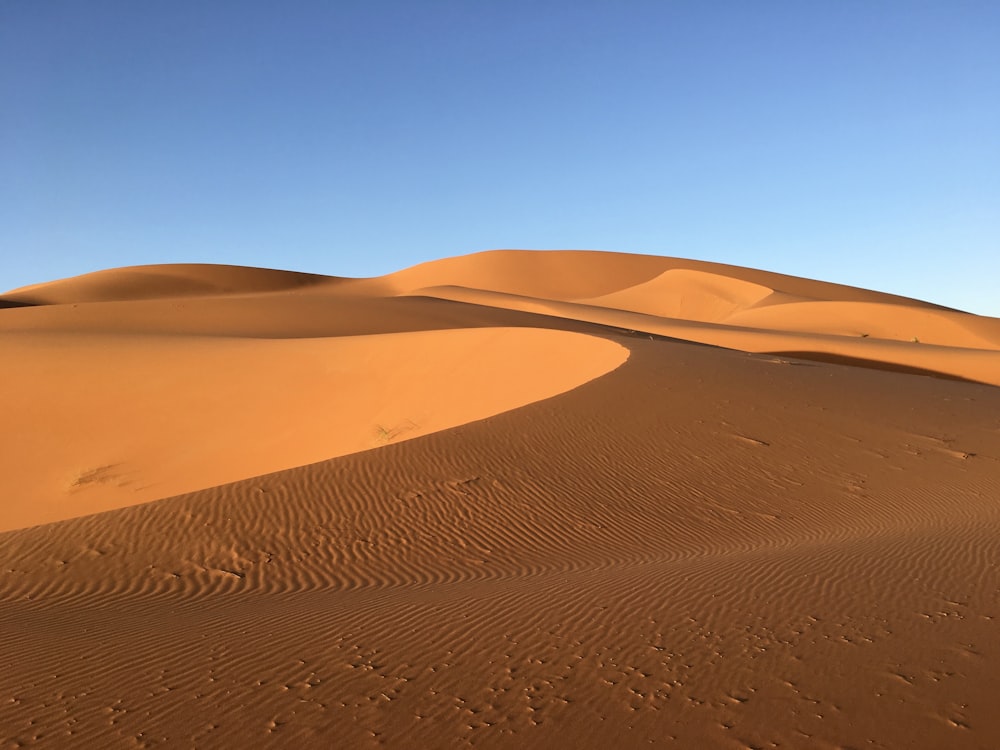 青空の下の茶色の砂漠