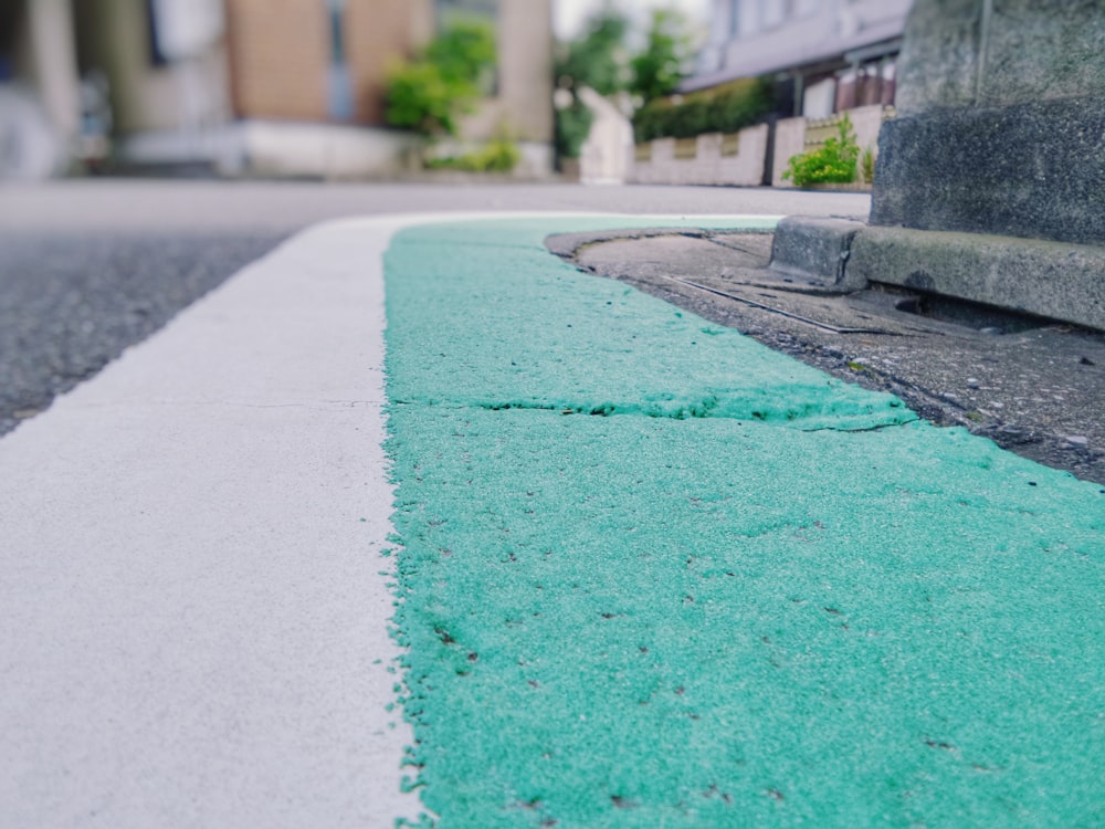 Nahaufnahme der weiß und blaugrün gestrichenen Eckstraße