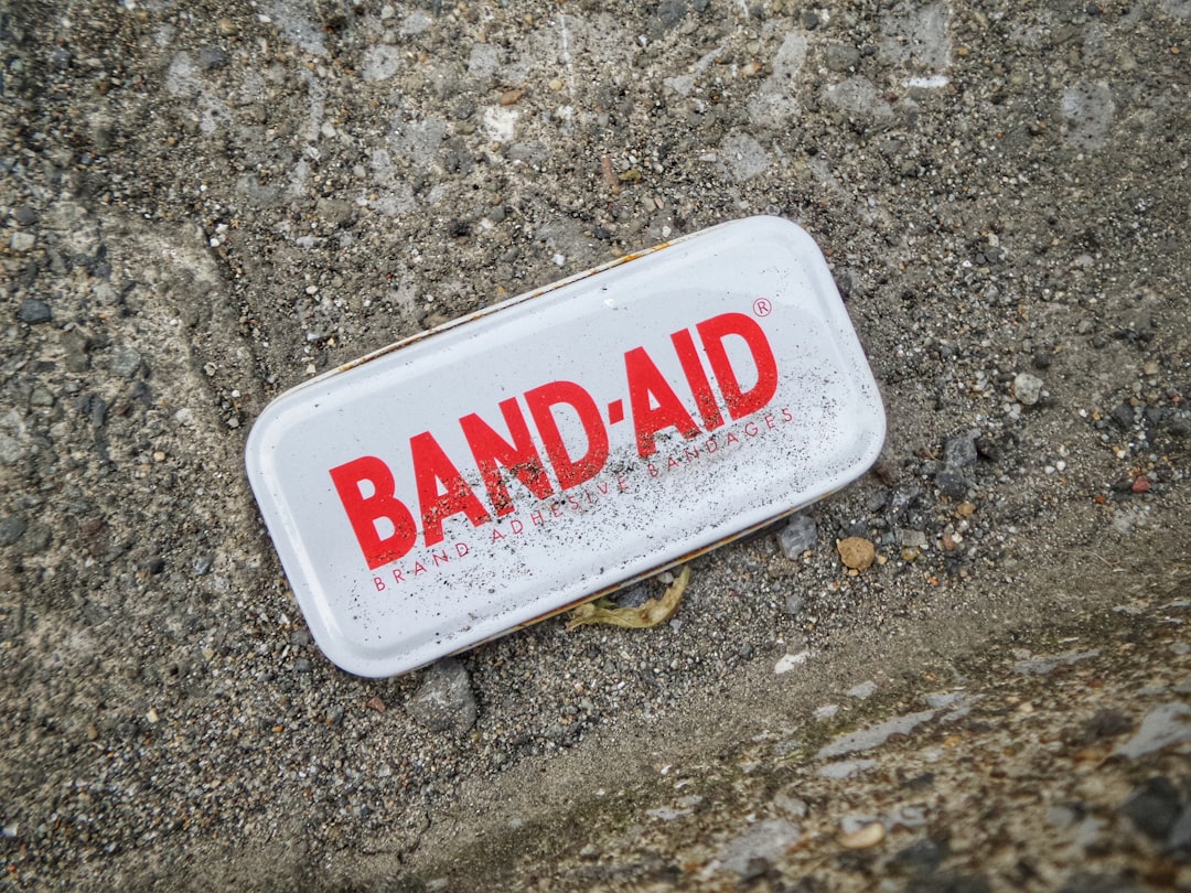 邦迪（英語：Band-Aid），是美國強生公司的一種用於保護小傷口的OK繃的註冊商標，最早在1921年上市。由於邦迪取得極大成功，因此它甚至成為了這一類商品的代名詞。（維基百科）