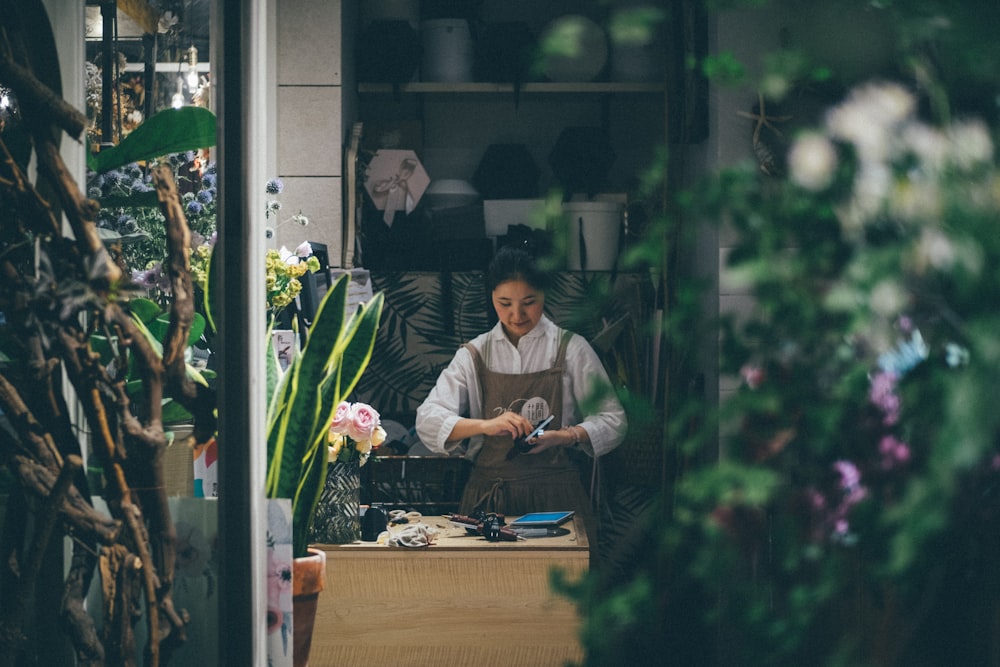 femme debout à côté de la table