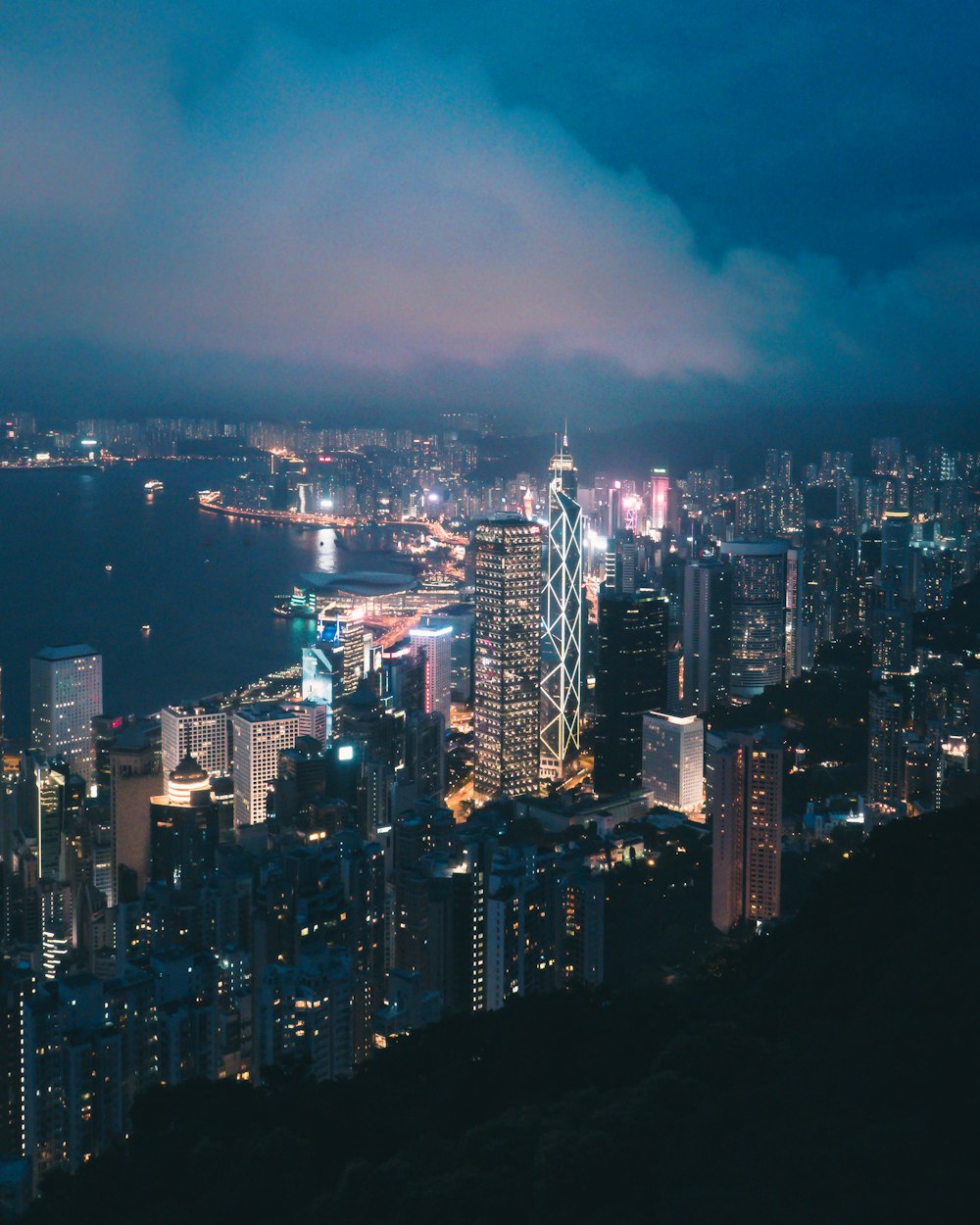 Vue aérienne de la ligne d’horizon de la ville la nuit