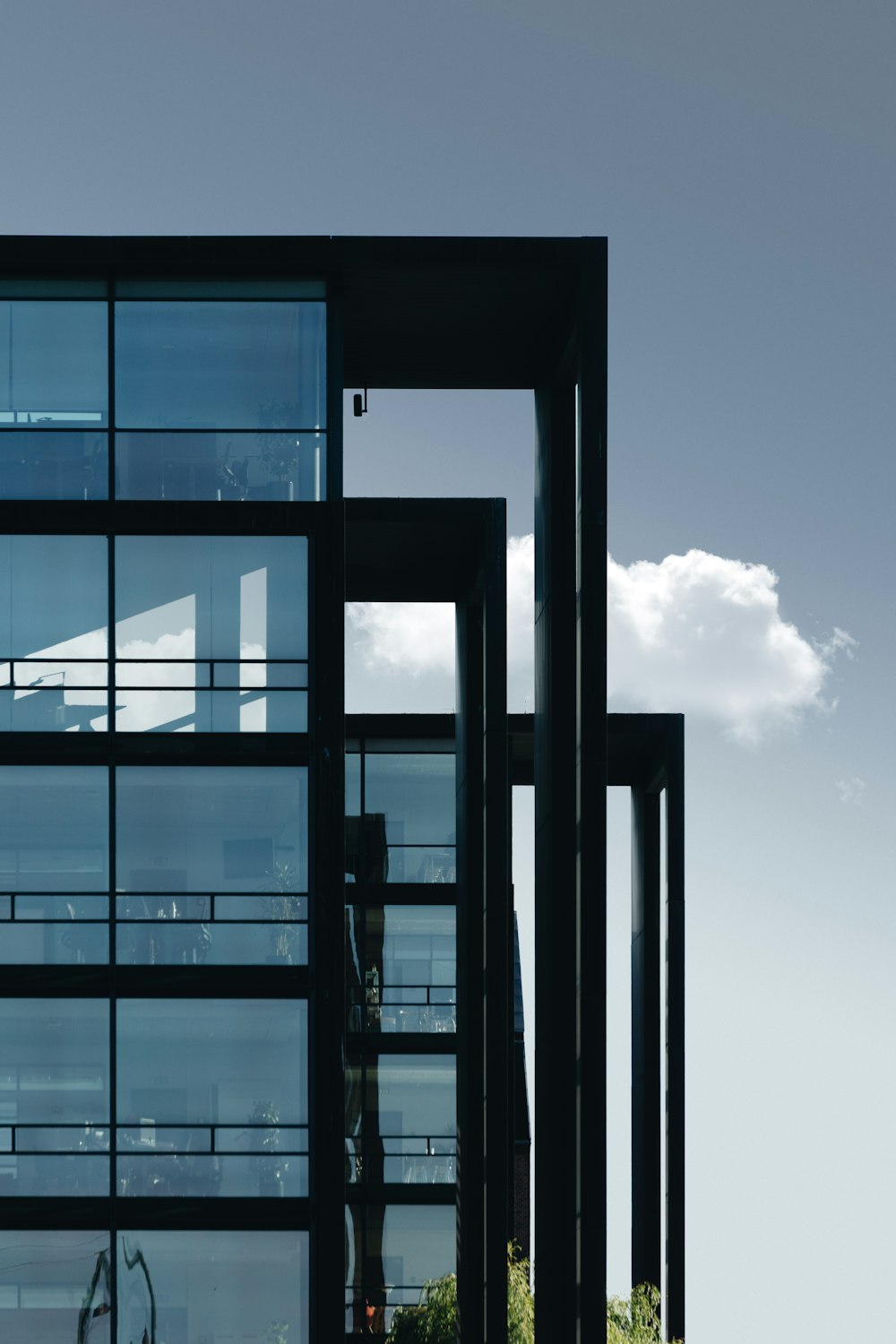 Foto arquitectónica de un edificio negro de gran altura