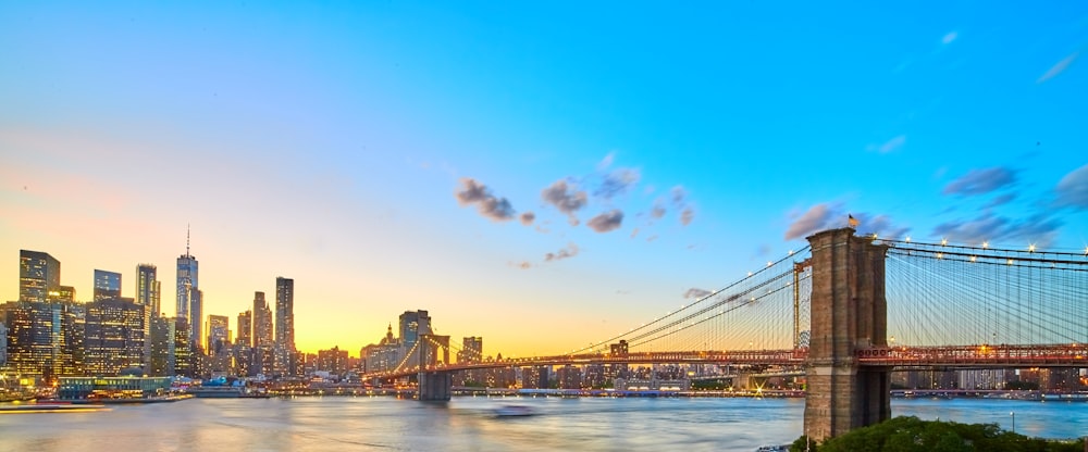 Puente de hormigón marrón cerca de edificios de la ciudad