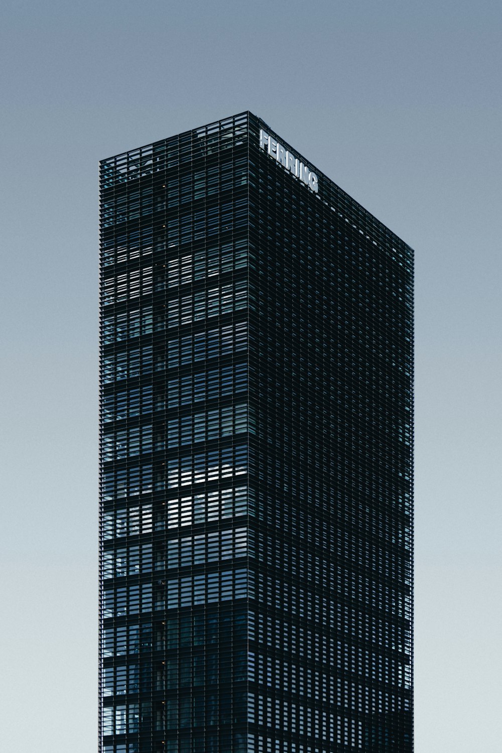 edificio Ferring nero