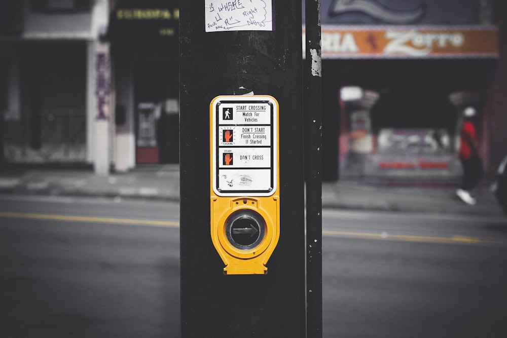 feu tricolore noir et jaune