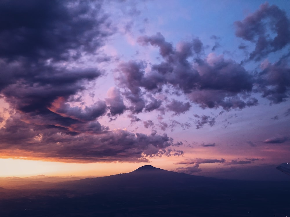 Nubes grises y cielo azul durante la hora dorada