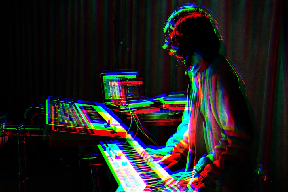 hombre tocando el teclado electrónico