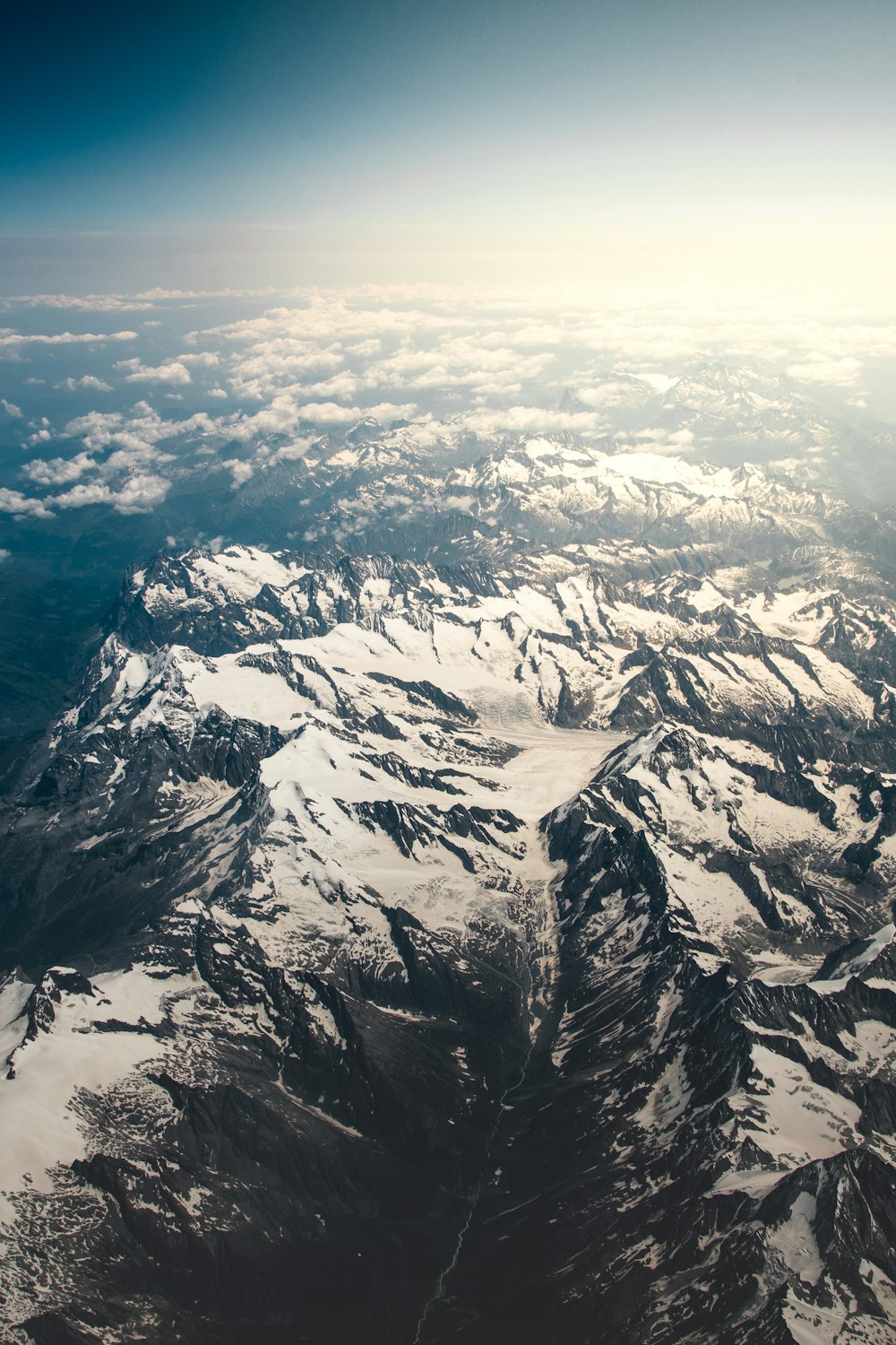 Photographie de vue aérienne d’une montagne recouverte de neige pendant la journée