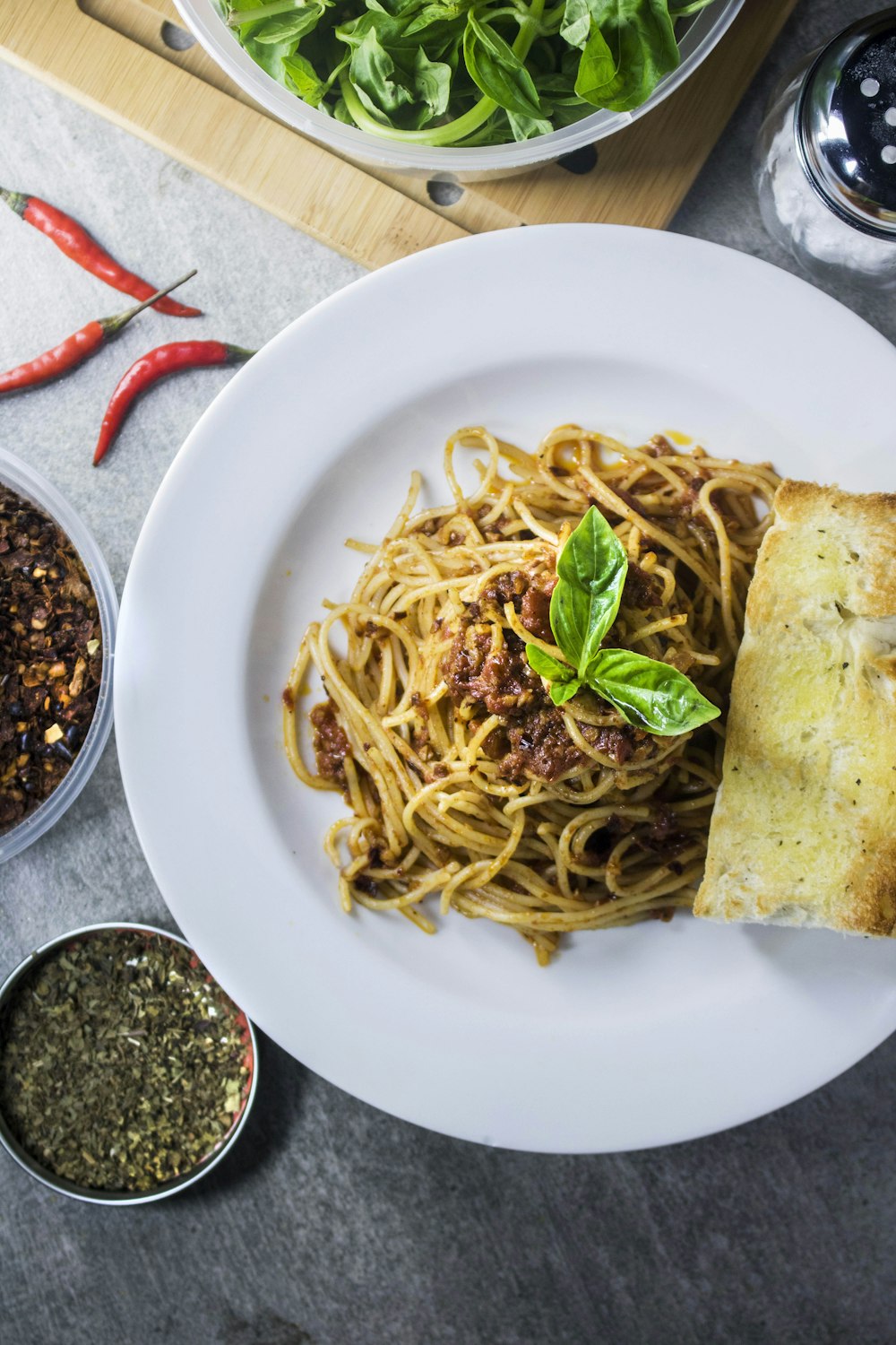 spaghetti with bread dish