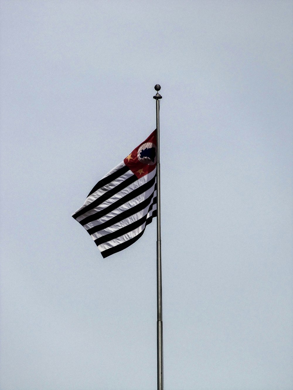 Schwarz-weiß gestreifte Flagge