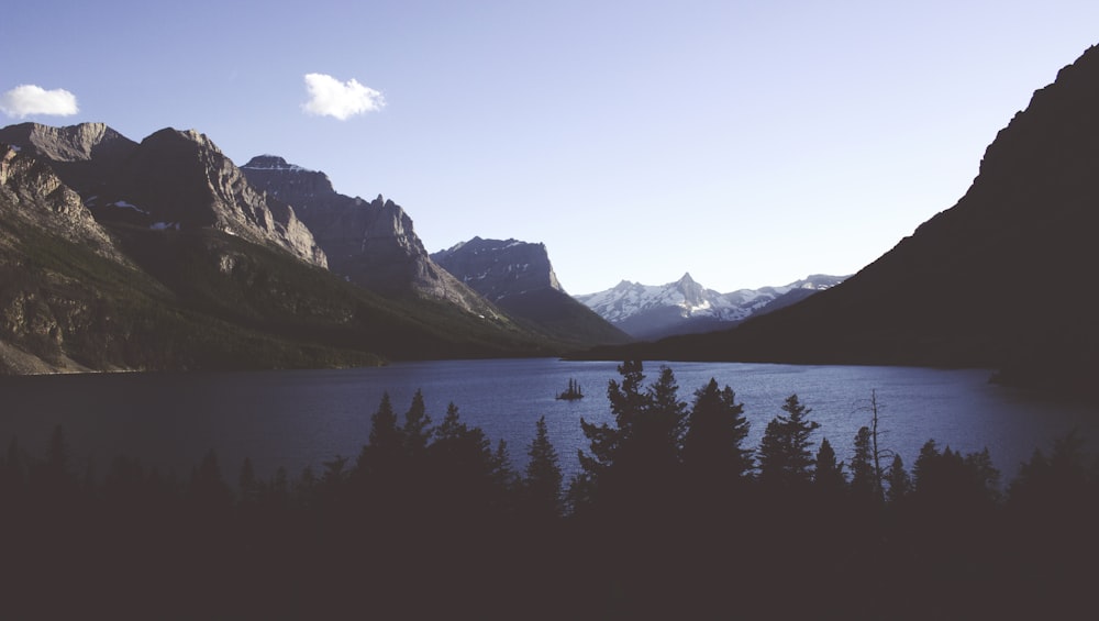 Fotografía de paisajes de montaña y masa de agua