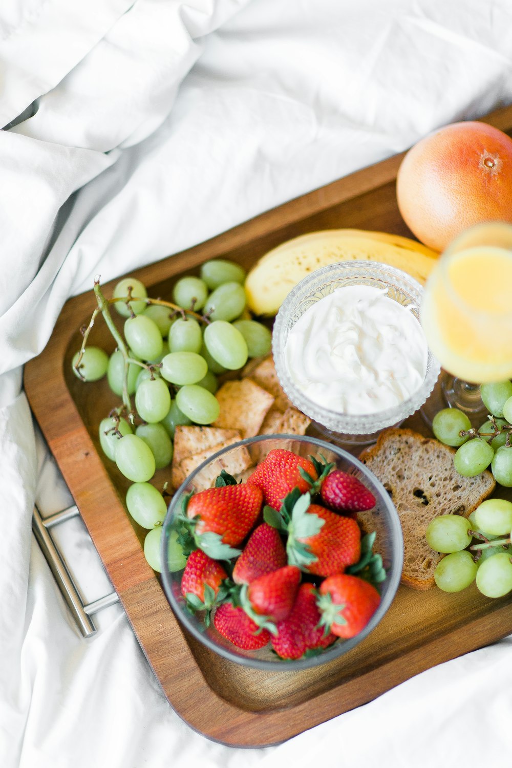 varietà di frutta con salsa sul vassoio