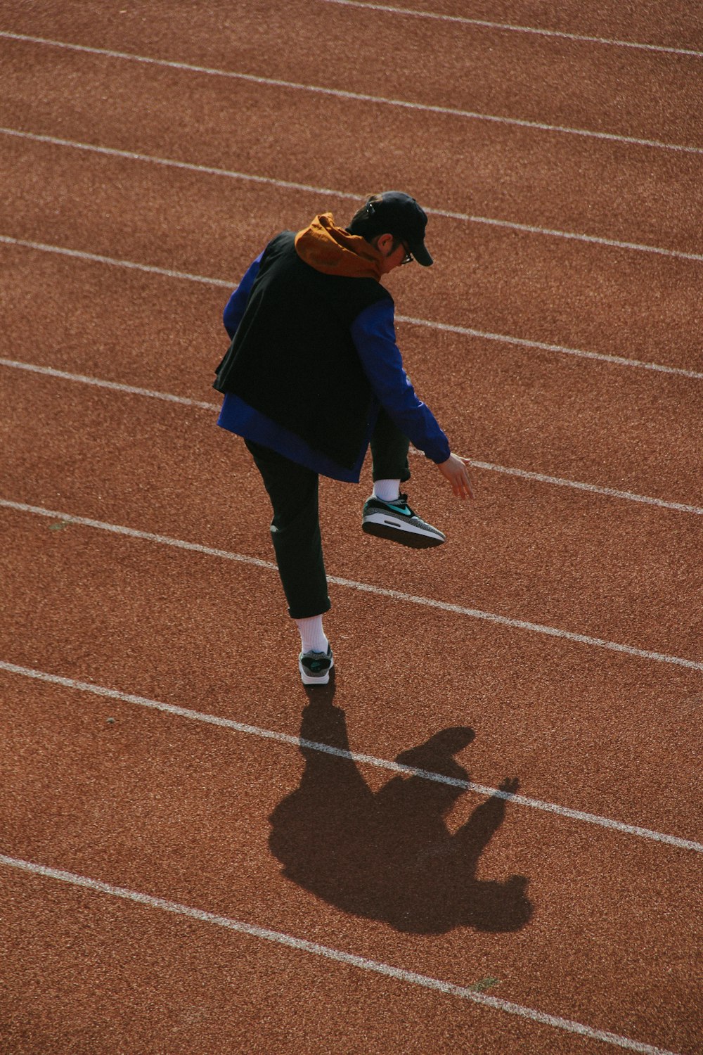 Mann zu Fuß auf dem Leichtathletikfeld