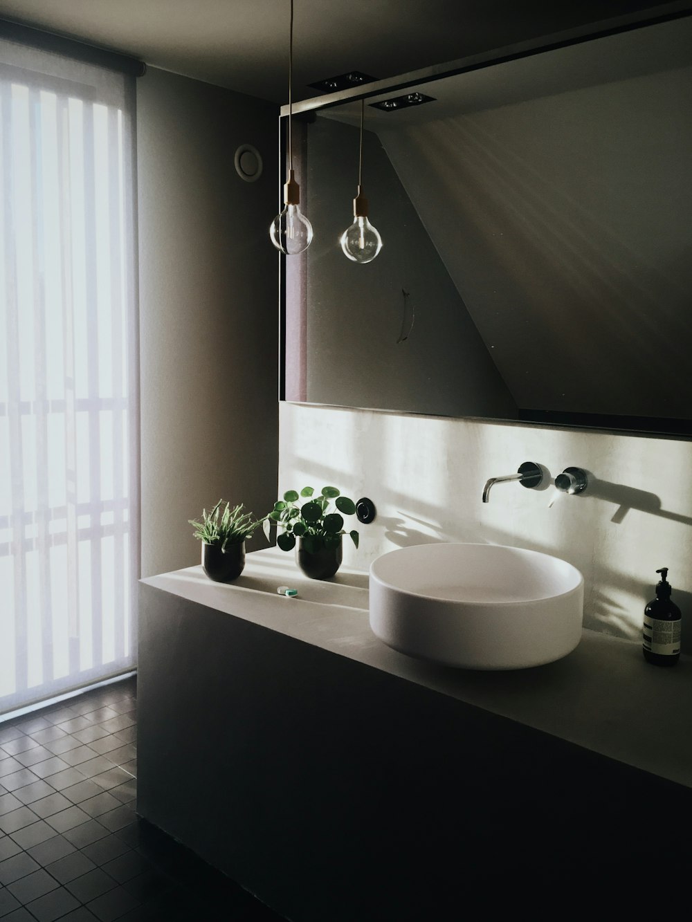 round white ceramic sink