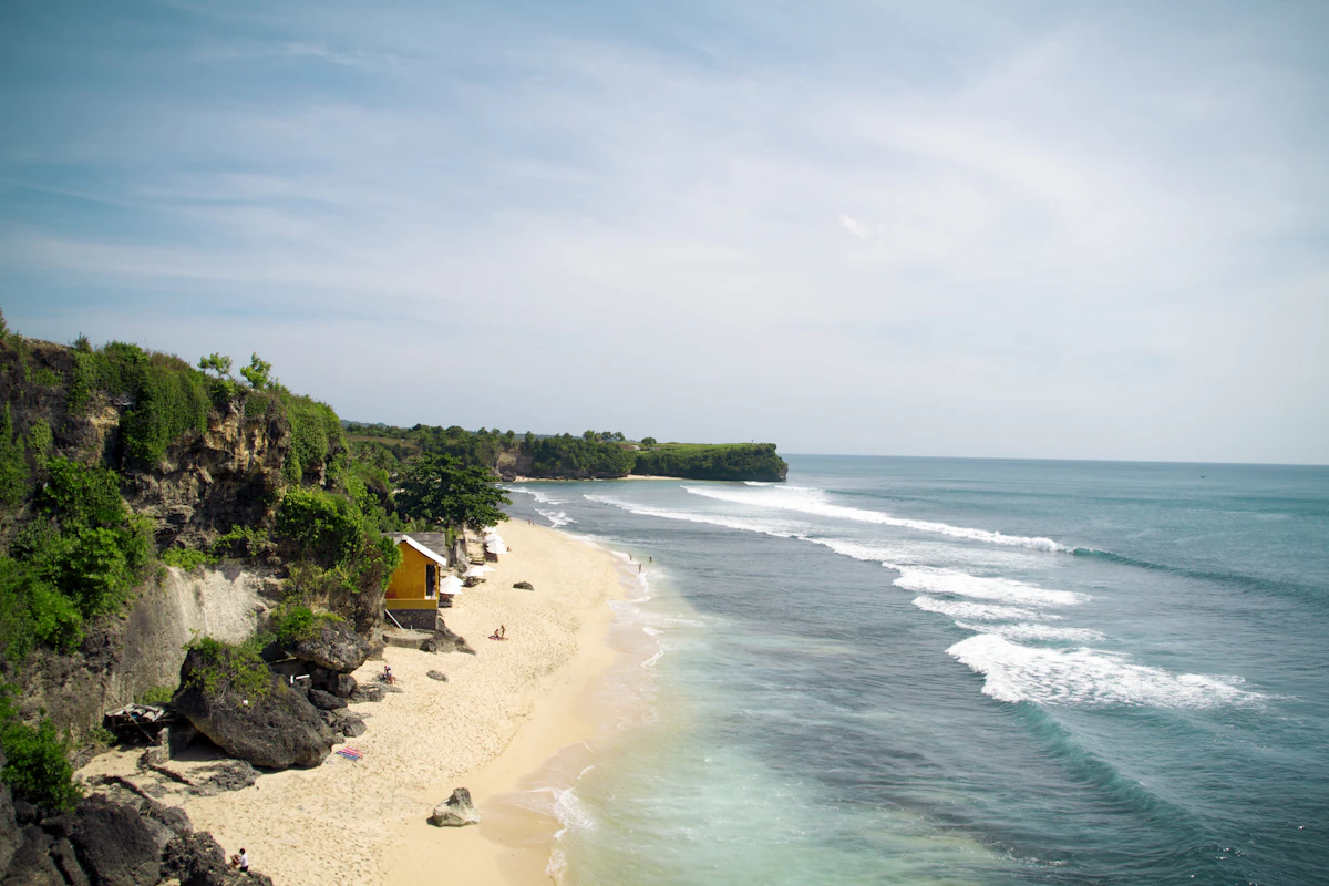 Turquoise tidal pools and dramatic ocean bluffs along Nusa Lembongan