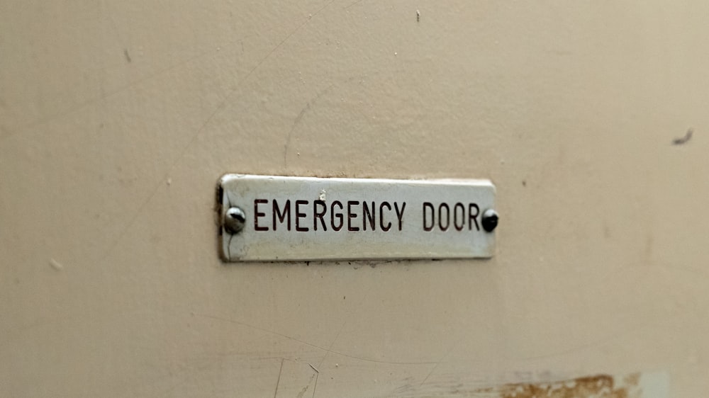 Señalización de puertas de emergencia