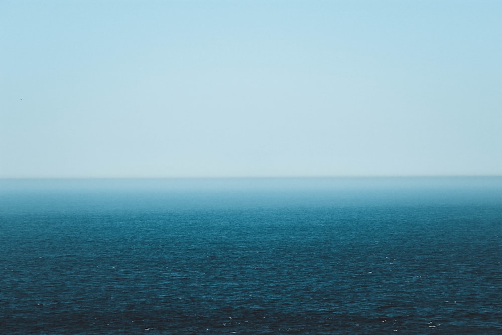 specchio d'acqua sotto cieli grigi