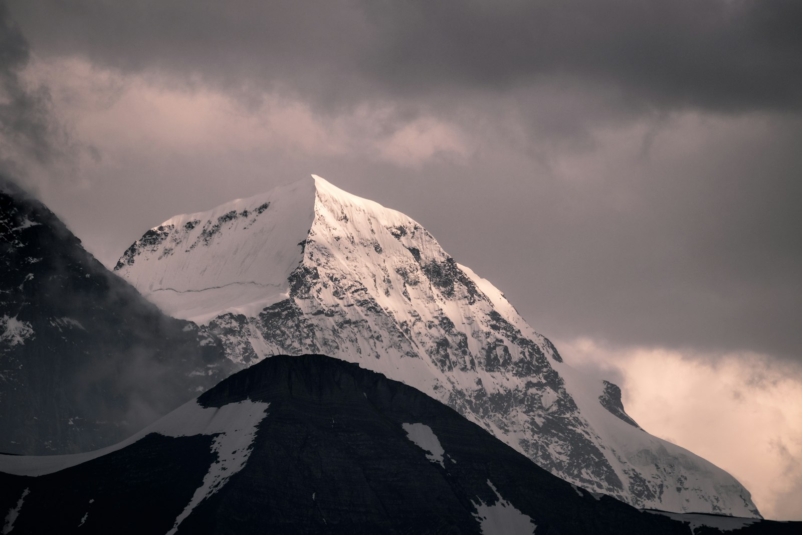 Canon EOS 80D + Canon EF 100-400mm F4.5-5.6L IS II USM sample photo. Mountain covered by snow photography