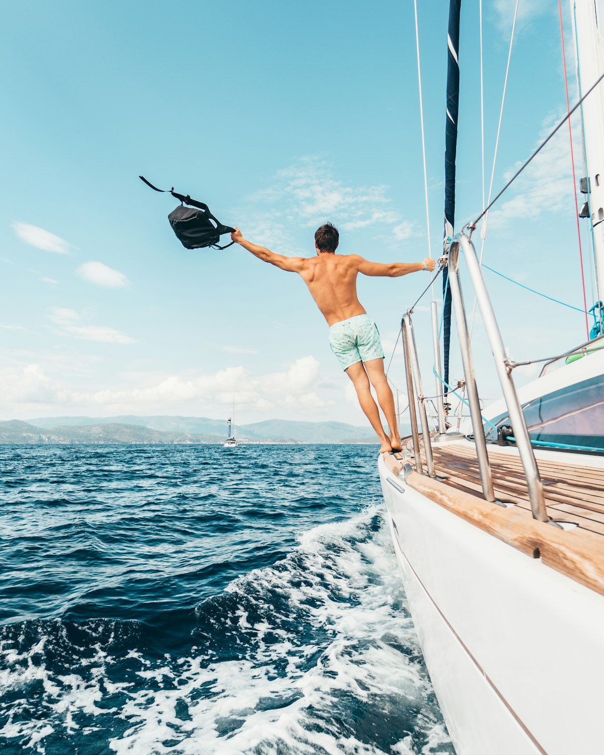 Tripulante disfrutando de la vida a bordo de un velero en el Mediterráneo