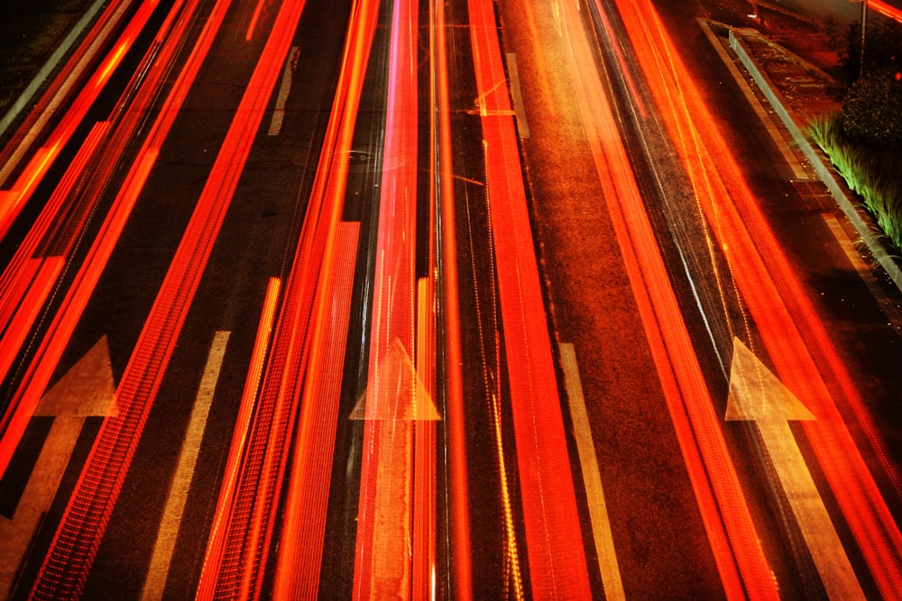 Photographie en accéléré de la route pendant la nuit