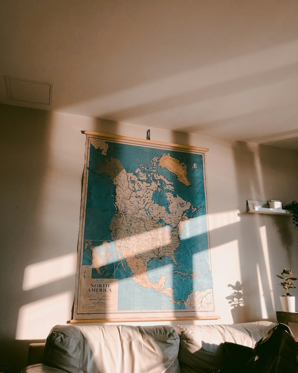 白い壁に北米の地図