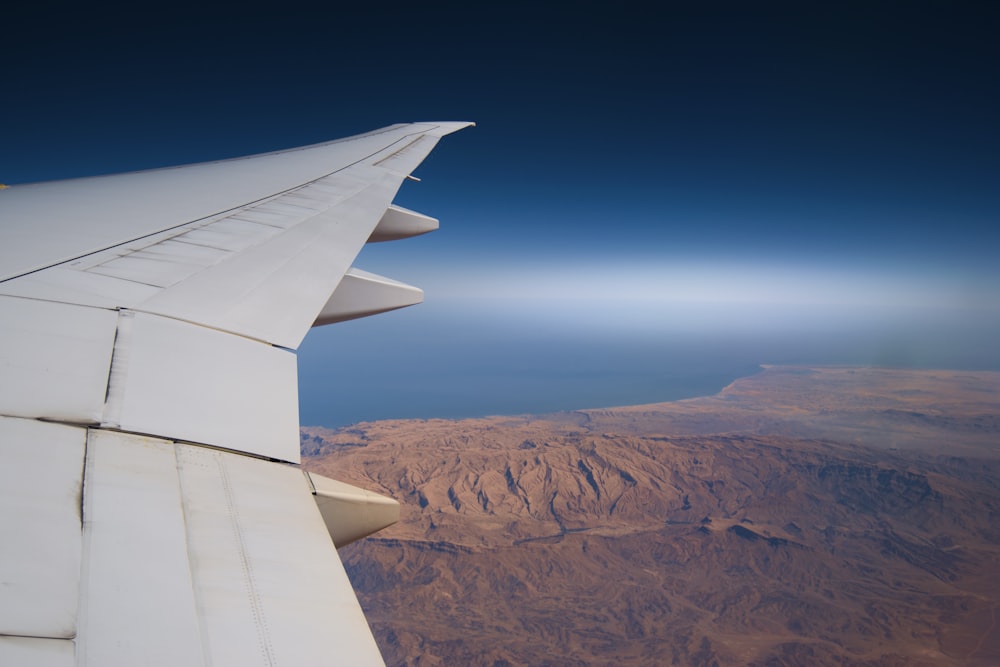 Avião no ar sob o céu azul