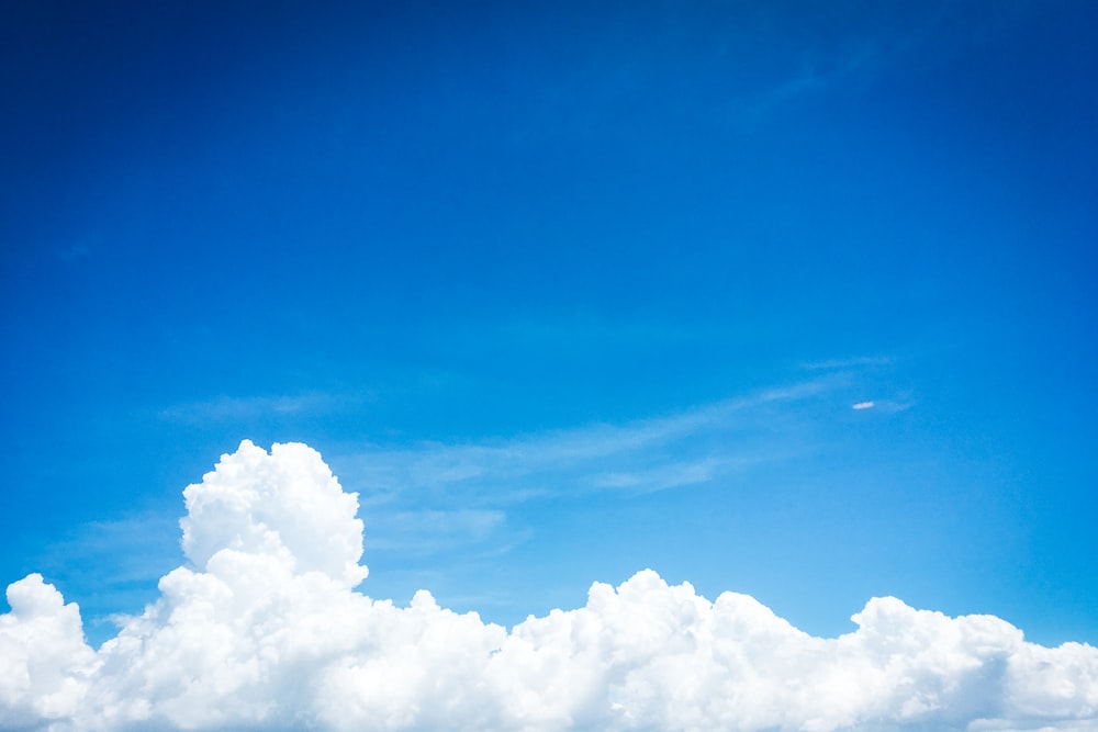 cielo di nuvole bianche