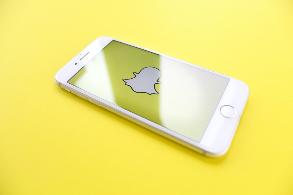 iPhone 6 argentato sulla superficie in legno giallo