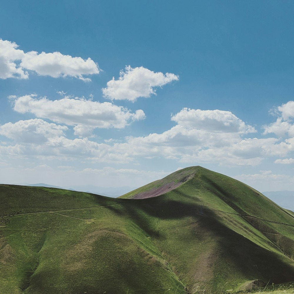 closeup photo of green mountain