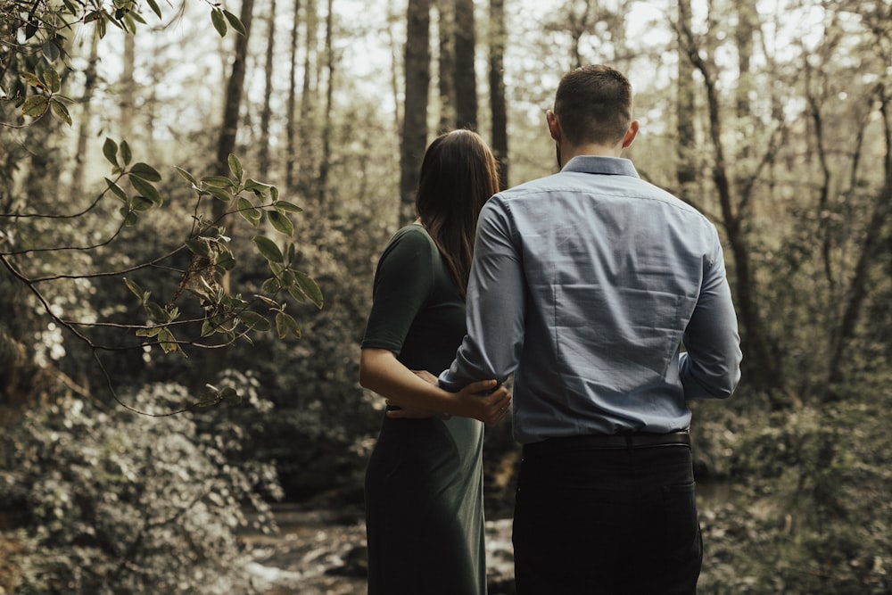 homme et femme debout à l’intérieur de la forêt