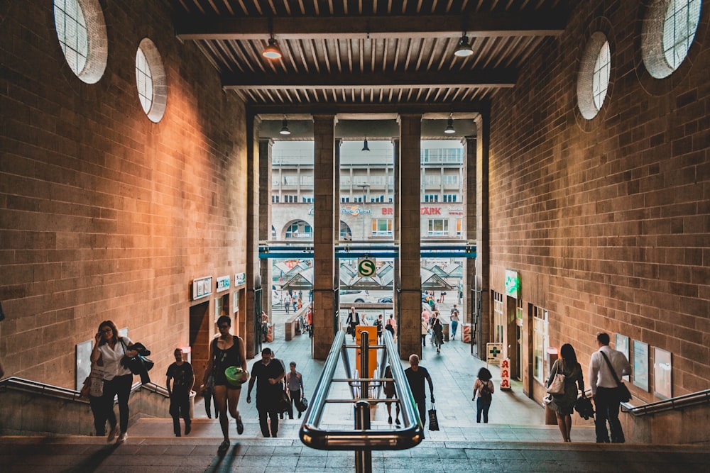 Menschen, die tagsüber auf Treppen im Gebäude gehen