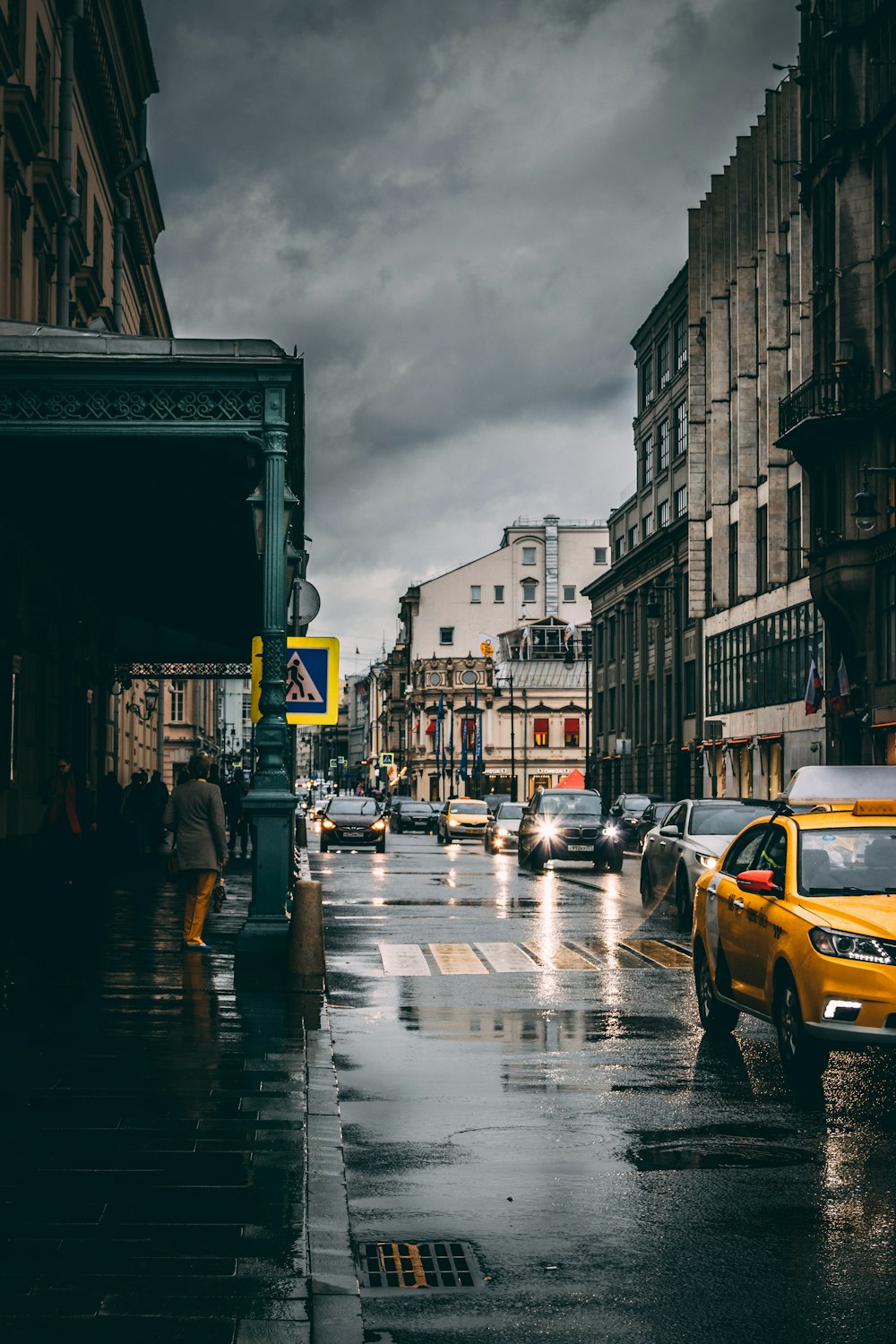 Rua da cidade com carros durante o dia