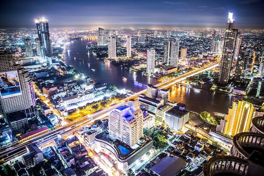 Fotografía aérea de paisajes urbanos durante la noche