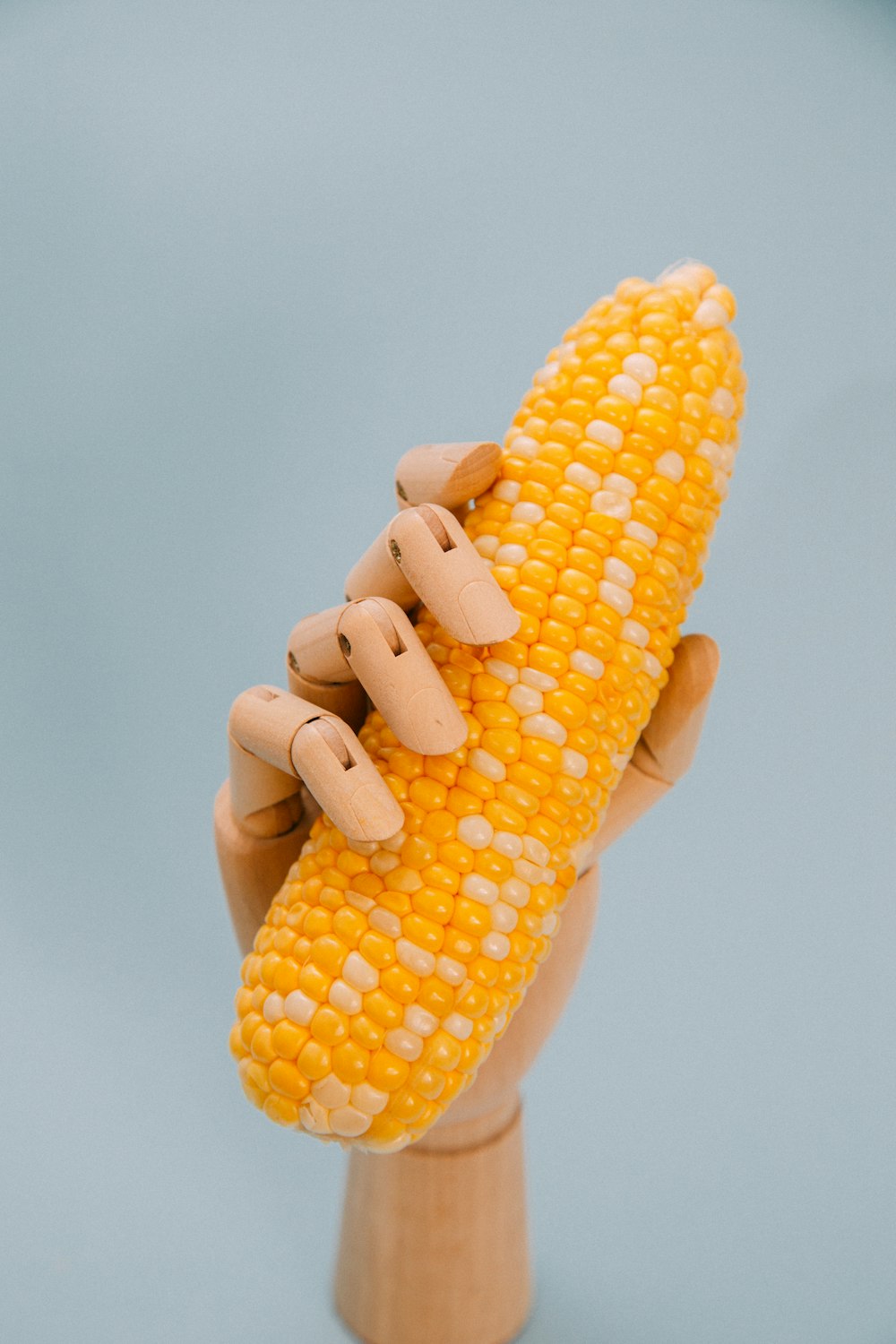Mano robótica sosteniendo maíz