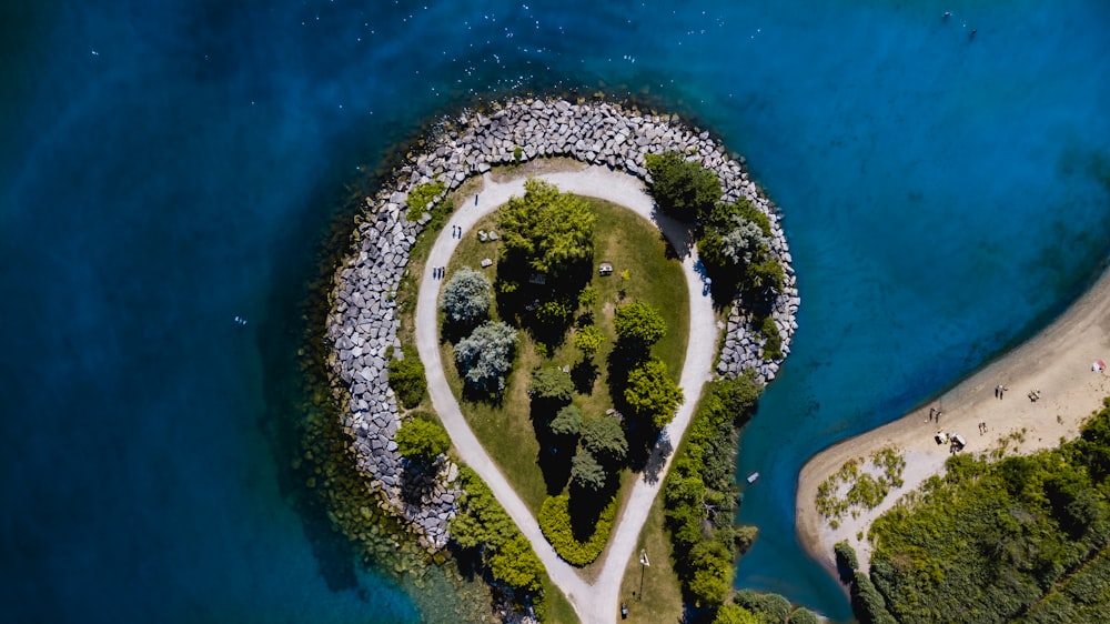 Fotografía de vista aérea de una isla rodeada de mar