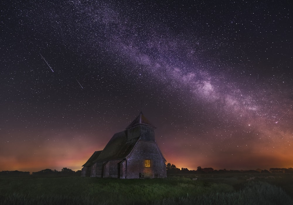 Photographie de la Voie lactée au-dessus d’un bâtiment en béton