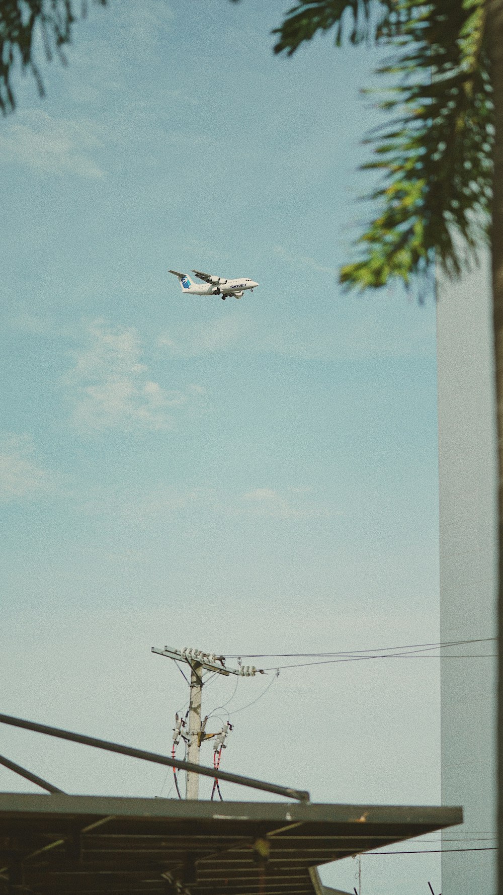 Avión comercial blanco