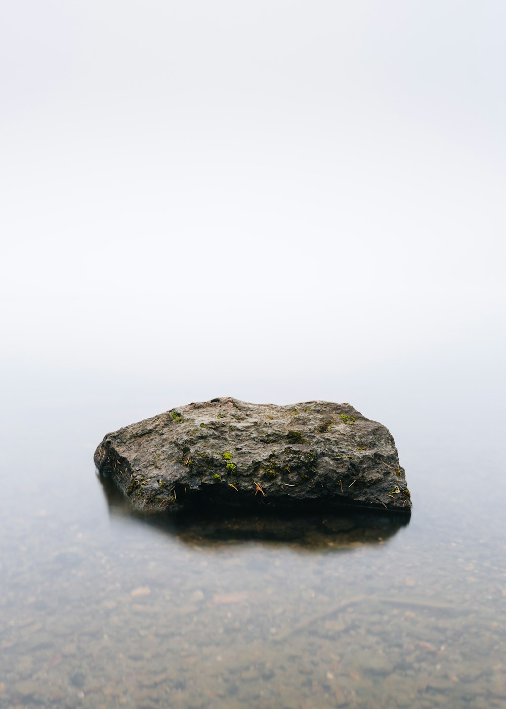 pedra marrom em corpo de águas calmas