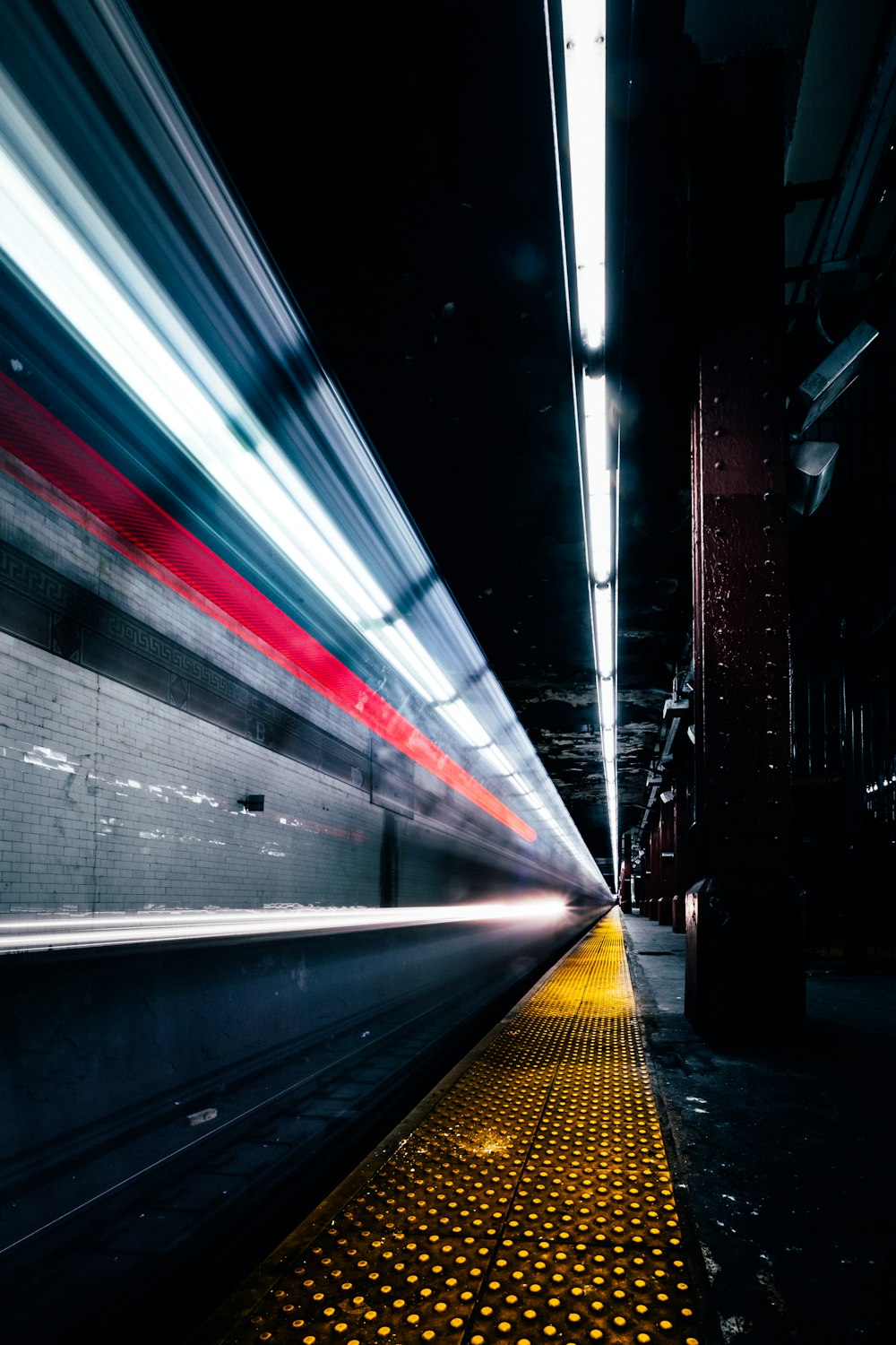 Fotografía de lapso de tiempo del tren subterráneo