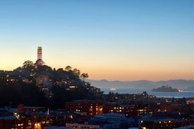 Photo 1531187986792 24e33d699c08?q=85&w=275&h=400&fit=crop