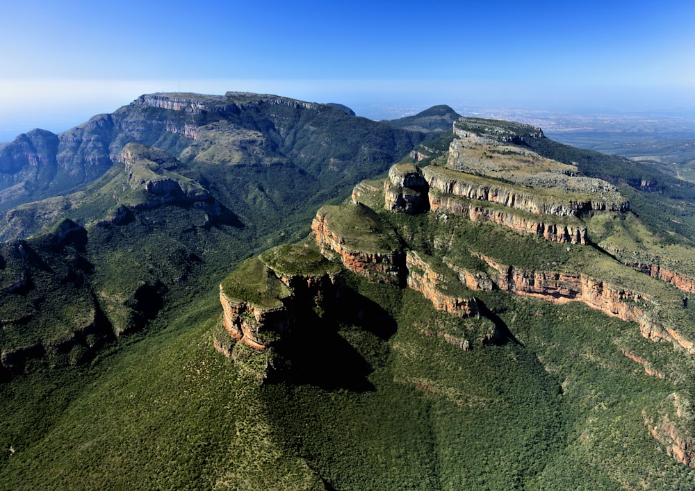 photographie de paysage de montagnes vertes