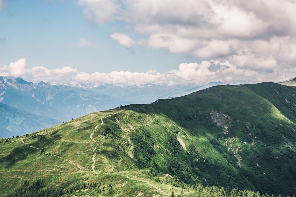 Landschaftsfotografie von grünen Bergen