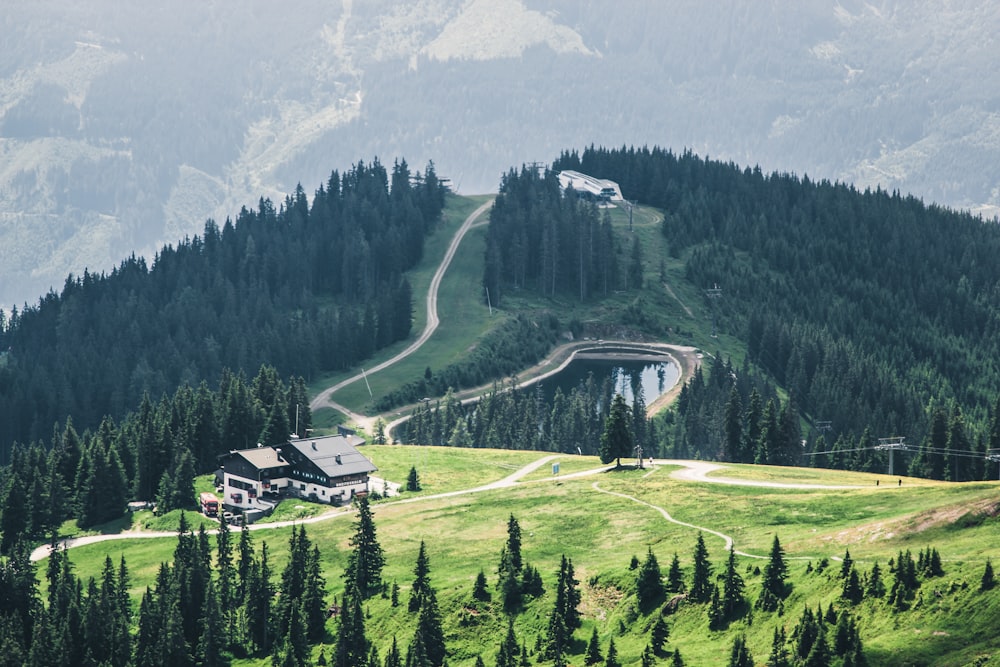 photographie de paysage de montagnes