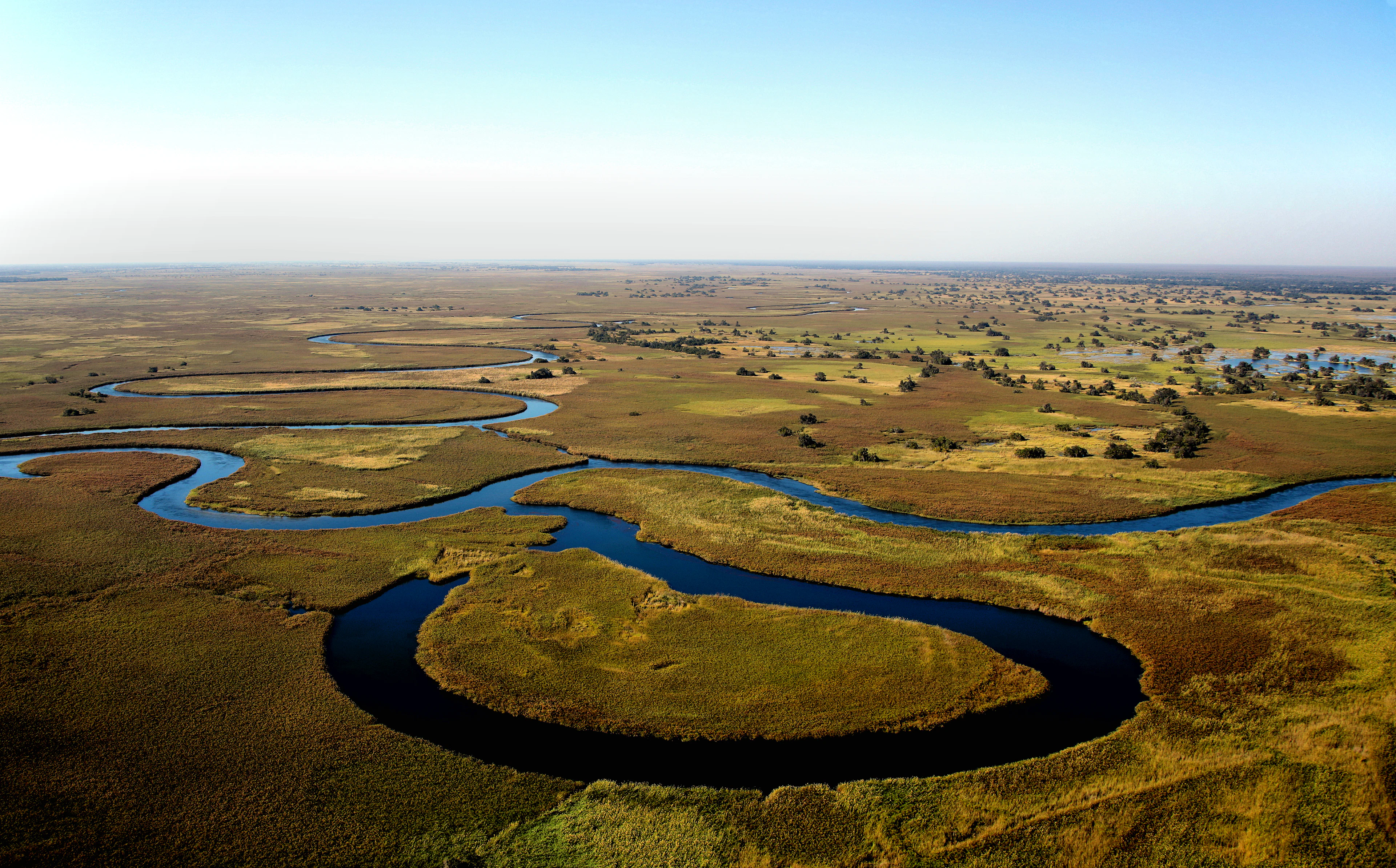 Vingiuojanti Okavango upė ir žalios salos iš oro