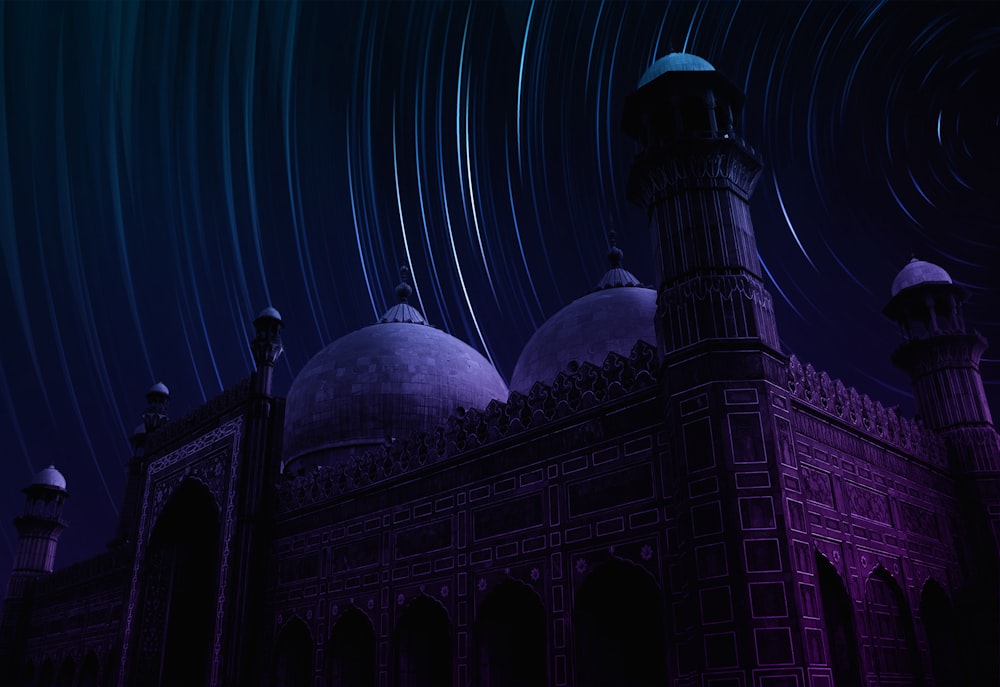 Langzeitbelichtetes Foto des Sterns über der Moschee