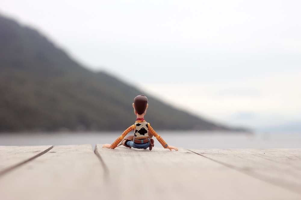 photographie à mise au point peu profonde du jouet à capuche