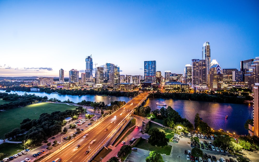 time-lapse fotografia luzes do carro na ponte